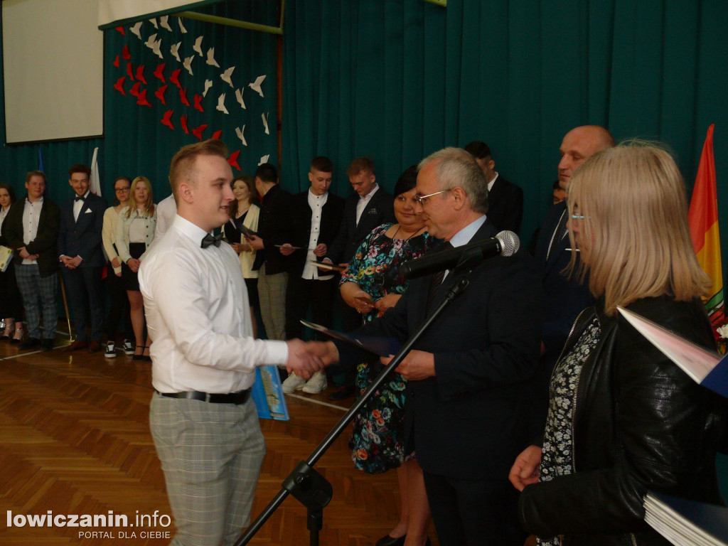 Uroczystość z okazji 3 Maja i pożegnania uczniów ostatnich klas w ZSP na Blichu.