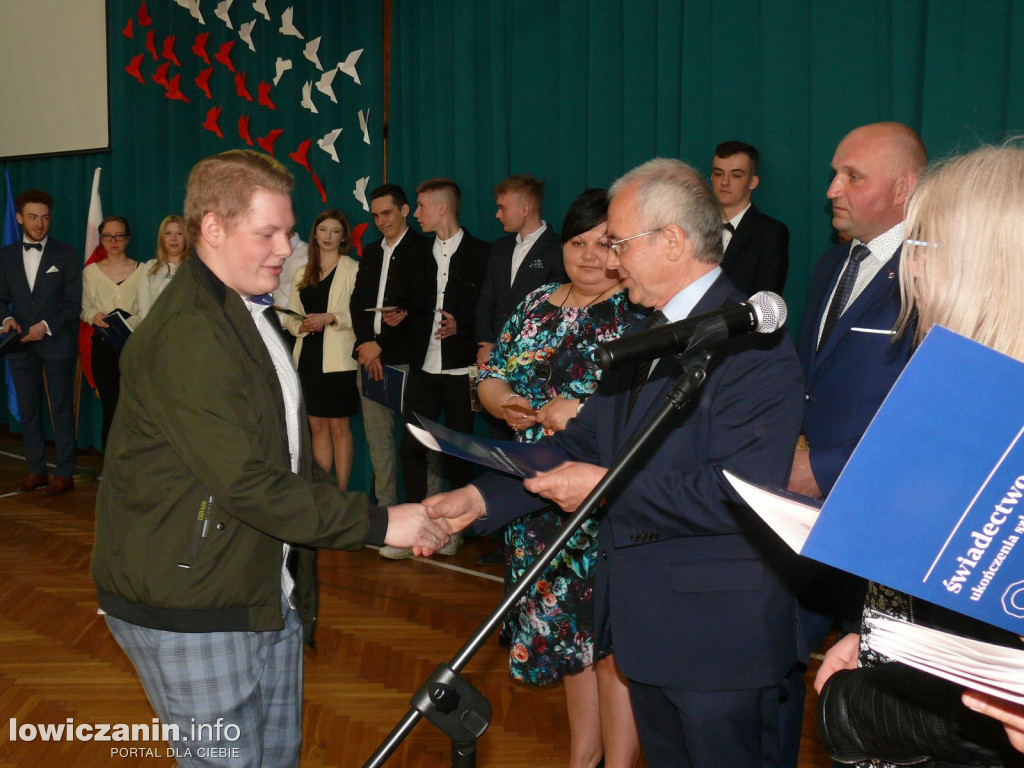 Uroczystość z okazji 3 Maja i pożegnania uczniów ostatnich klas w ZSP na Blichu.