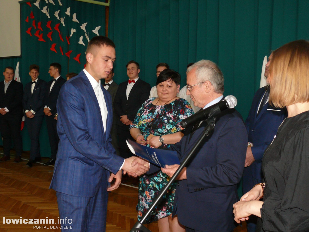 Uroczystość z okazji 3 Maja i pożegnania uczniów ostatnich klas w ZSP na Blichu.