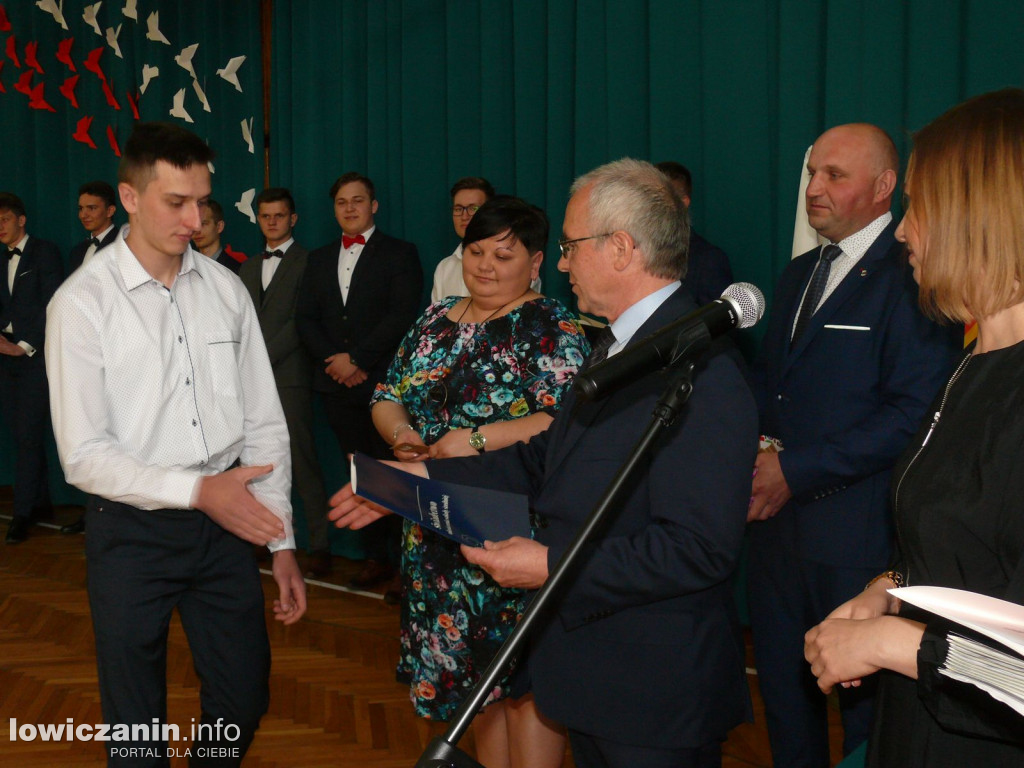 Uroczystość z okazji 3 Maja i pożegnania uczniów ostatnich klas w ZSP na Blichu.