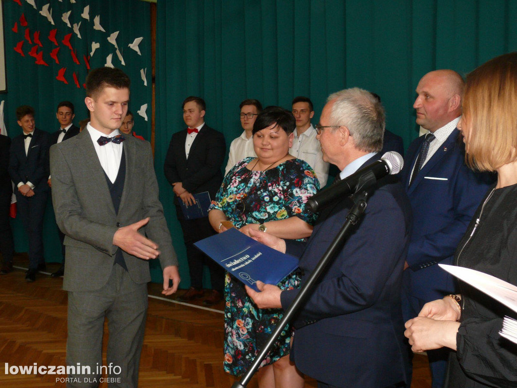 Uroczystość z okazji 3 Maja i pożegnania uczniów ostatnich klas w ZSP na Blichu.