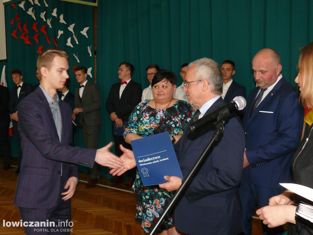 Uroczystość z okazji 3 Maja i pożegnania uczniów ostatnich klas w ZSP na Blichu.