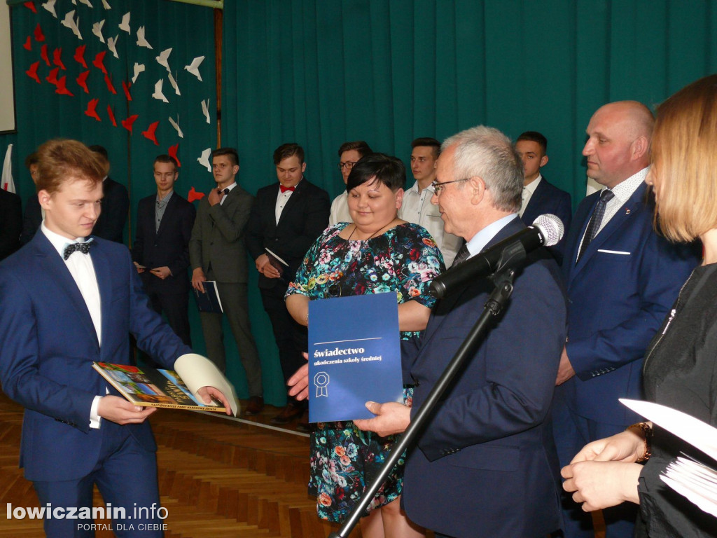 Uroczystość z okazji 3 Maja i pożegnania uczniów ostatnich klas w ZSP na Blichu.