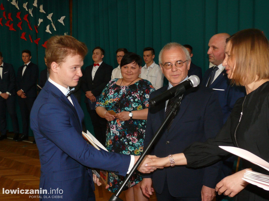 Uroczystość z okazji 3 Maja i pożegnania uczniów ostatnich klas w ZSP na Blichu.