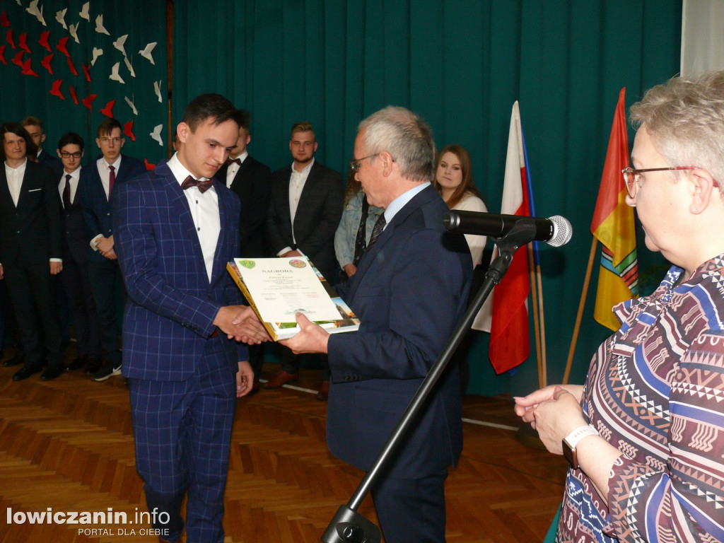 Uroczystość z okazji 3 Maja i pożegnania uczniów ostatnich klas w ZSP na Blichu.