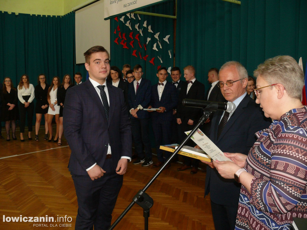 Uroczystość z okazji 3 Maja i pożegnania uczniów ostatnich klas w ZSP na Blichu.