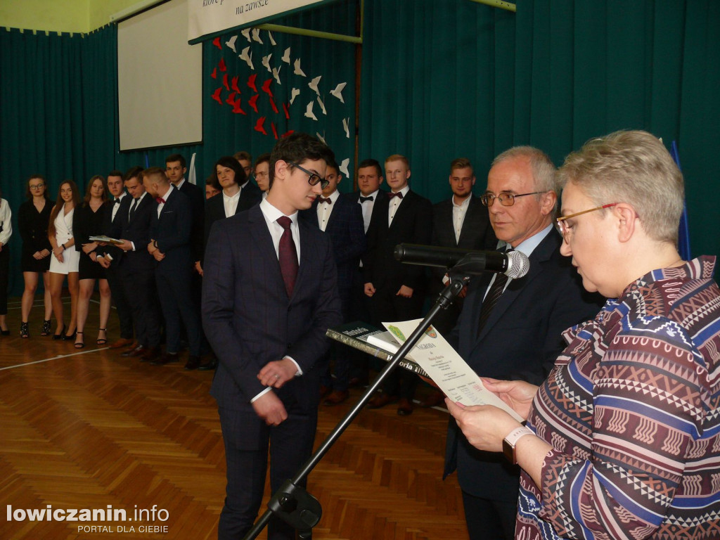 Uroczystość z okazji 3 Maja i pożegnania uczniów ostatnich klas w ZSP na Blichu.