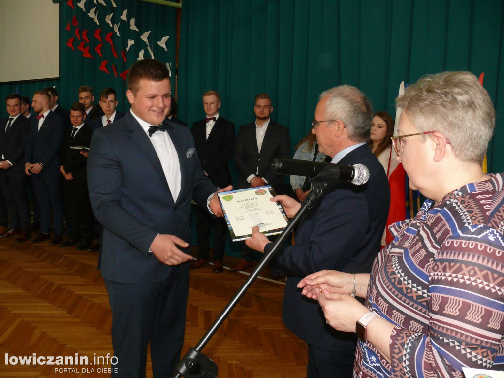 Uroczystość z okazji 3 Maja i pożegnania uczniów ostatnich klas w ZSP na Blichu.