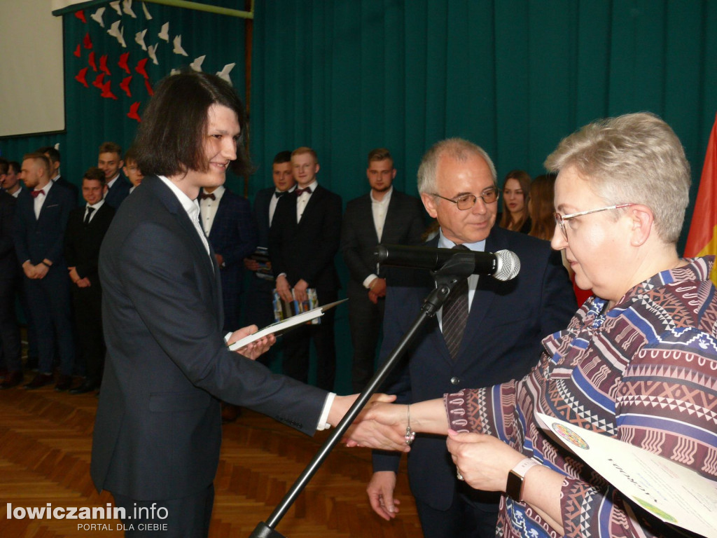 Uroczystość z okazji 3 Maja i pożegnania uczniów ostatnich klas w ZSP na Blichu.