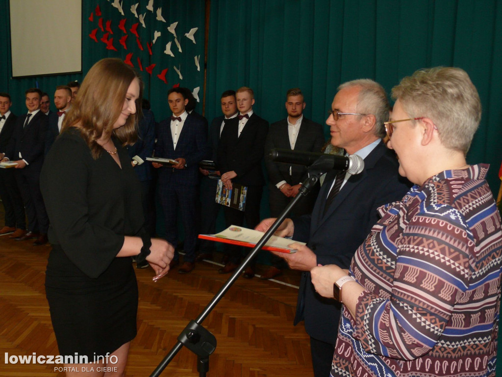 Uroczystość z okazji 3 Maja i pożegnania uczniów ostatnich klas w ZSP na Blichu.