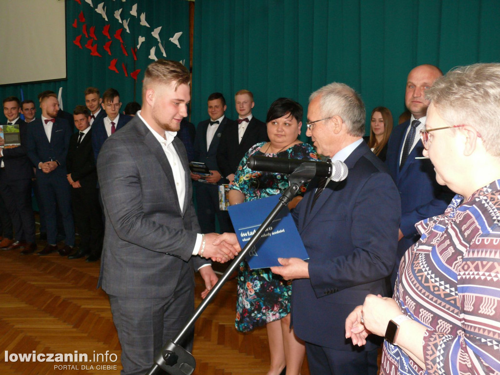 Uroczystość z okazji 3 Maja i pożegnania uczniów ostatnich klas w ZSP na Blichu.