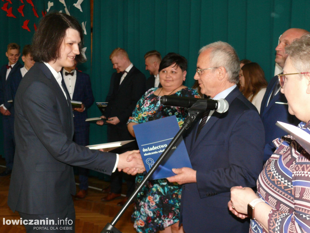 Uroczystość z okazji 3 Maja i pożegnania uczniów ostatnich klas w ZSP na Blichu.