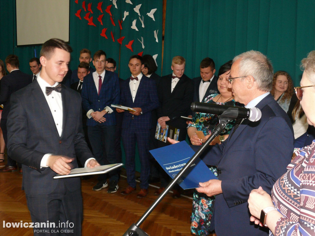 Uroczystość z okazji 3 Maja i pożegnania uczniów ostatnich klas w ZSP na Blichu.
