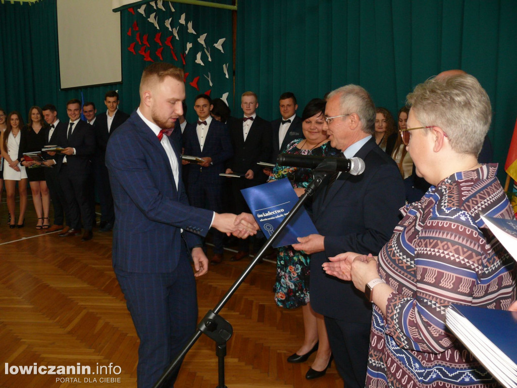 Uroczystość z okazji 3 Maja i pożegnania uczniów ostatnich klas w ZSP na Blichu.