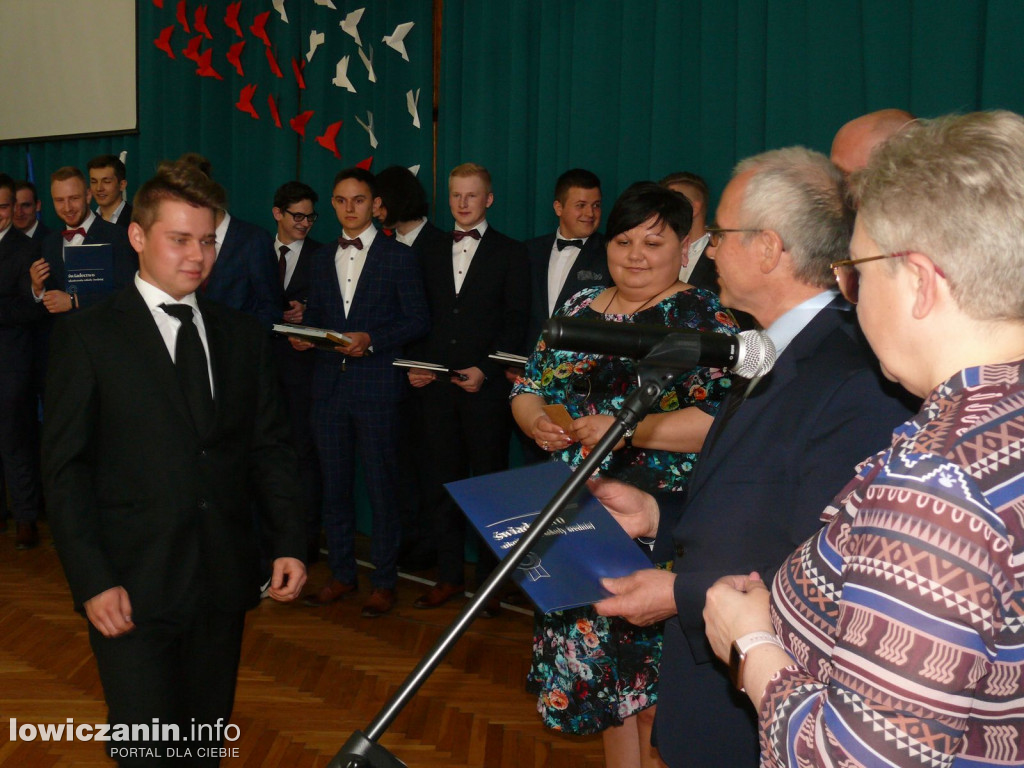 Uroczystość z okazji 3 Maja i pożegnania uczniów ostatnich klas w ZSP na Blichu.