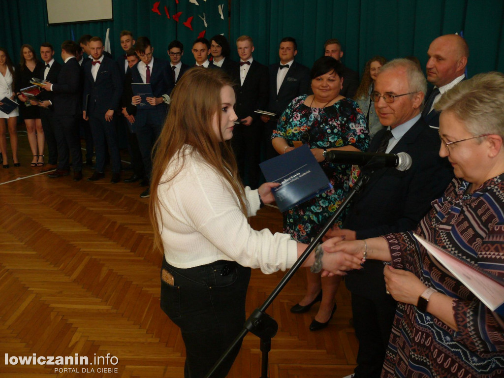 Uroczystość z okazji 3 Maja i pożegnania uczniów ostatnich klas w ZSP na Blichu.