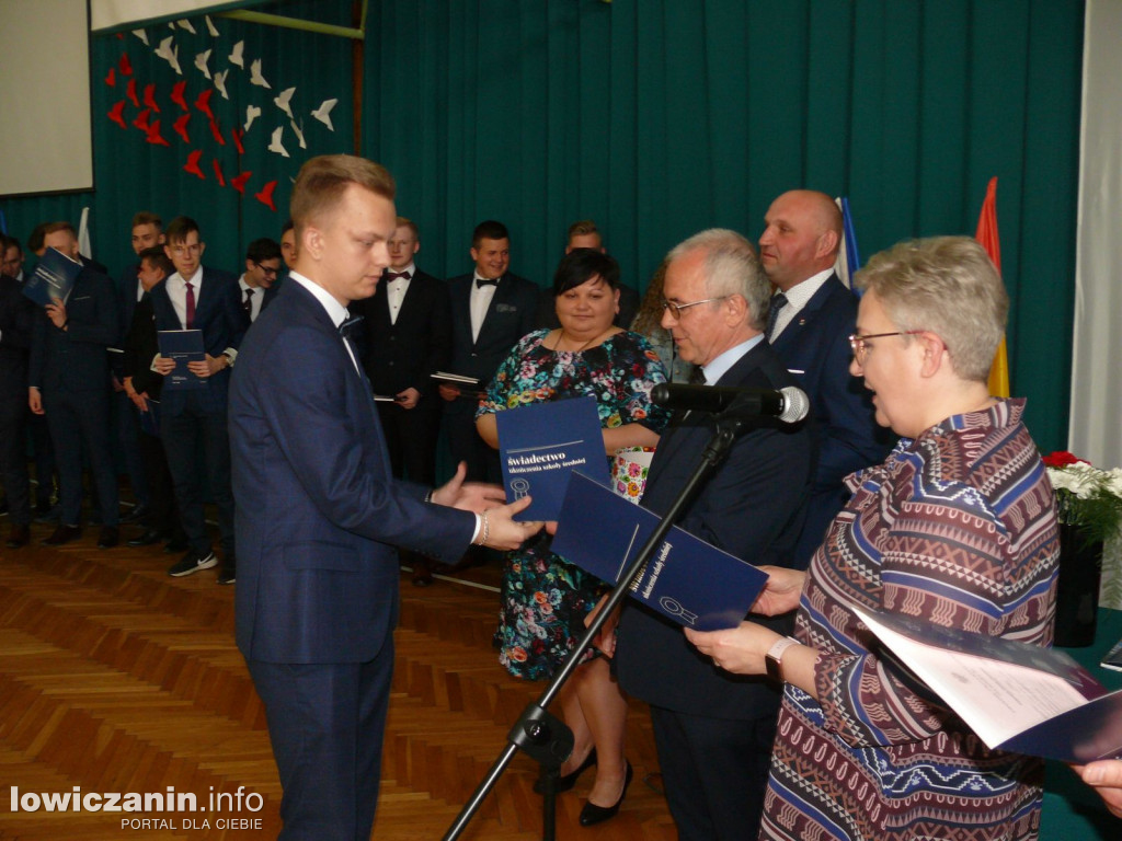 Uroczystość z okazji 3 Maja i pożegnania uczniów ostatnich klas w ZSP na Blichu.