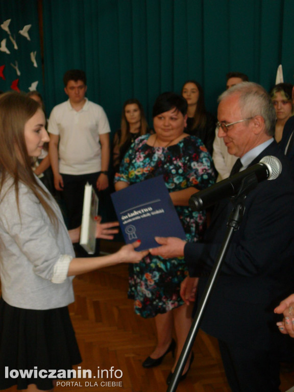 Uroczystość z okazji 3 Maja i pożegnania uczniów ostatnich klas w ZSP na Blichu.