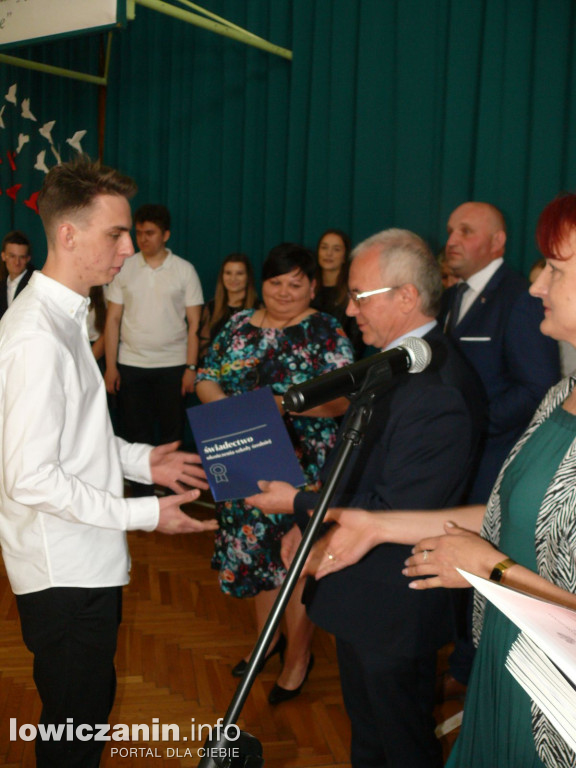 Uroczystość z okazji 3 Maja i pożegnania uczniów ostatnich klas w ZSP na Blichu.