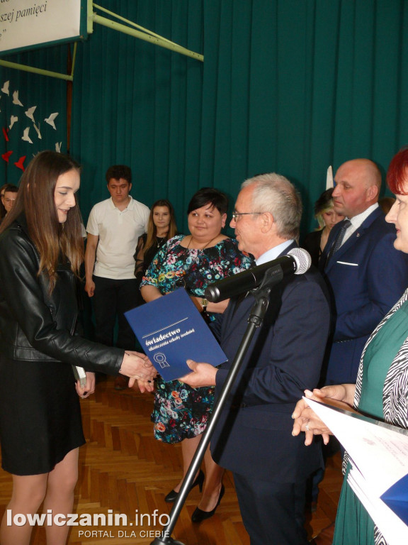 Uroczystość z okazji 3 Maja i pożegnania uczniów ostatnich klas w ZSP na Blichu.
