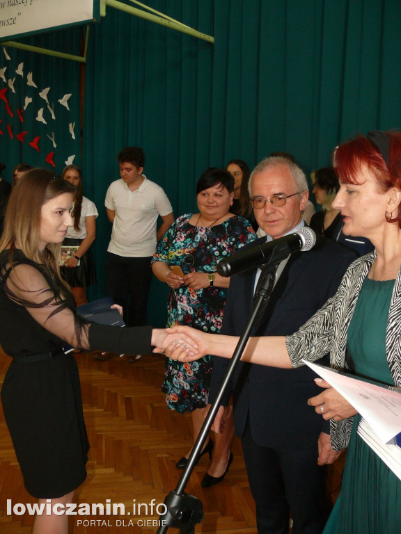 Uroczystość z okazji 3 Maja i pożegnania uczniów ostatnich klas w ZSP na Blichu.