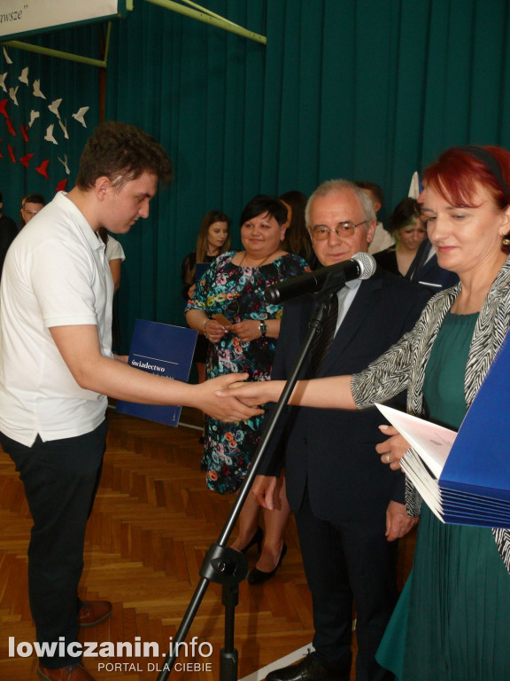 Uroczystość z okazji 3 Maja i pożegnania uczniów ostatnich klas w ZSP na Blichu.