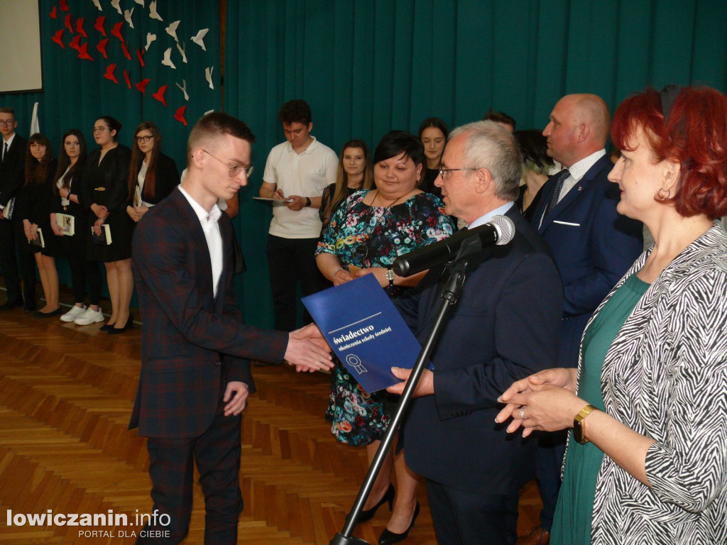 Uroczystość z okazji 3 Maja i pożegnania uczniów ostatnich klas w ZSP na Blichu.