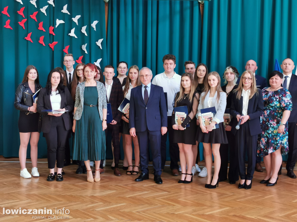 Uroczystość z okazji 3 Maja i pożegnania uczniów ostatnich klas w ZSP na Blichu.