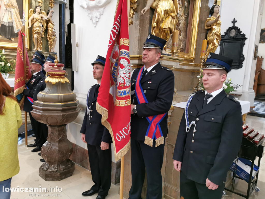 Łowicz. W katedrze trwa msza w intencji strażaków