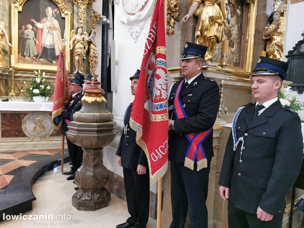 Łowicz. W katedrze trwa msza w intencji strażaków