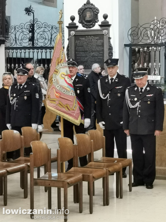 Łowicz. W katedrze trwa msza w intencji strażaków
