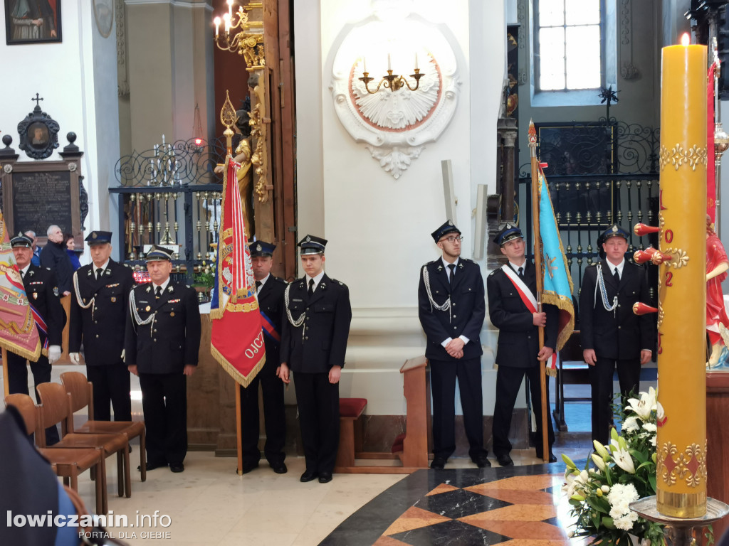 Łowicz. W katedrze trwa msza w intencji strażaków