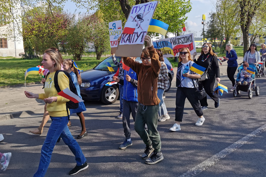 Nie zabrakło rąk do niesienia biało-czerwonej