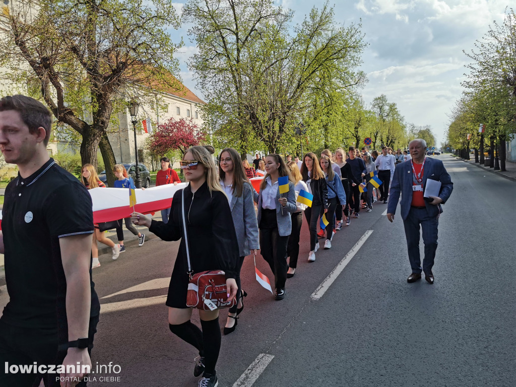 Nie zabrakło rąk do niesienia biało-czerwonej