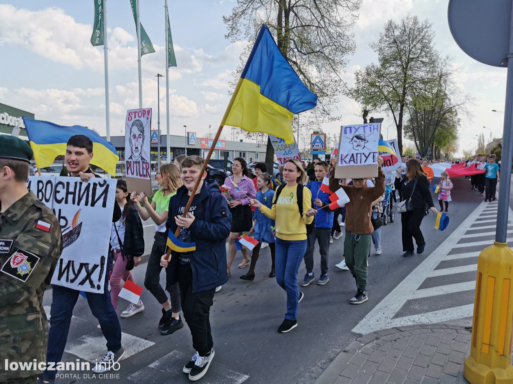 Nie zabrakło rąk do niesienia biało-czerwonej