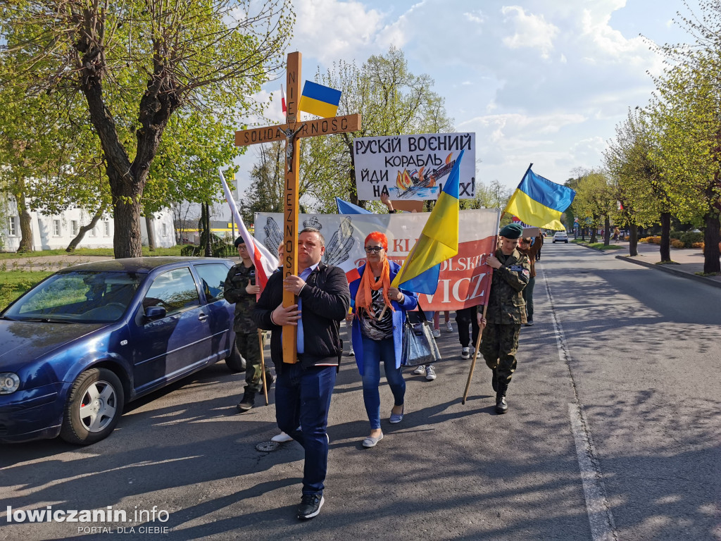 Nie zabrakło rąk do niesienia biało-czerwonej