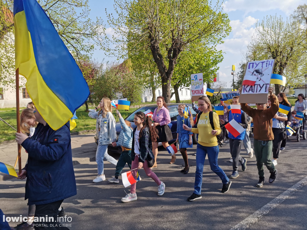 Nie zabrakło rąk do niesienia biało-czerwonej