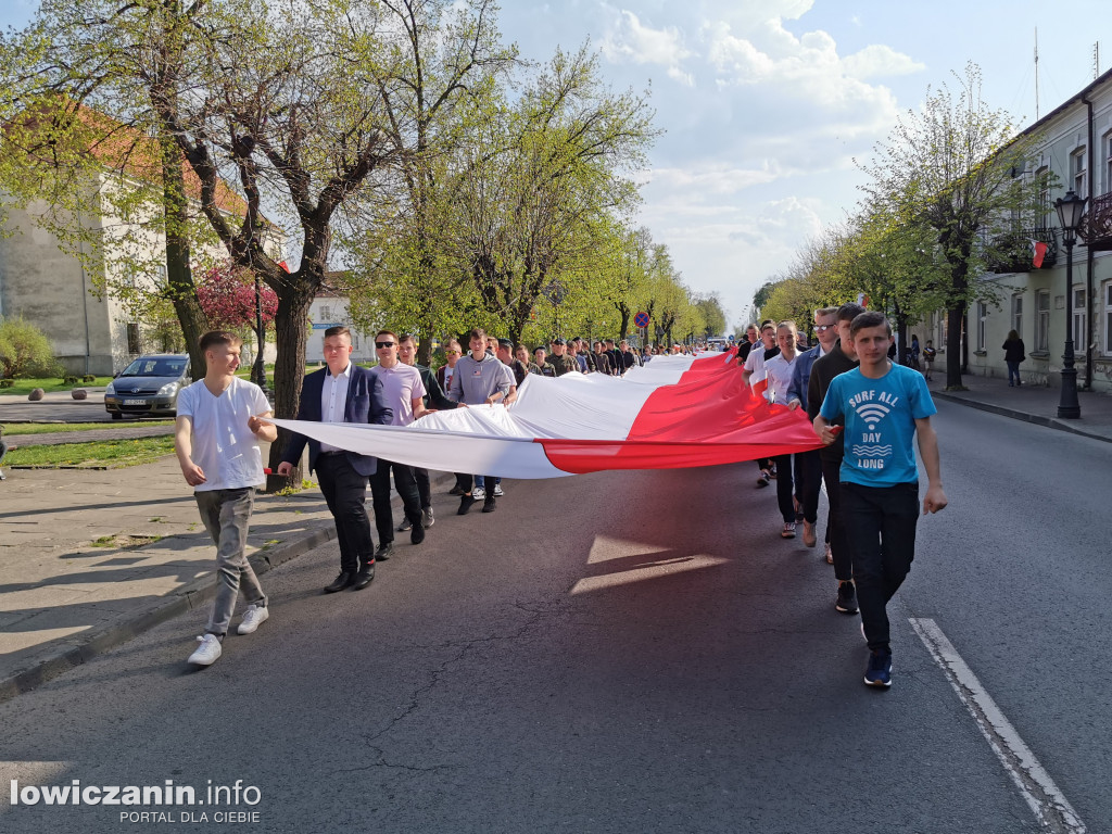 Nie zabrakło rąk do niesienia biało-czerwonej