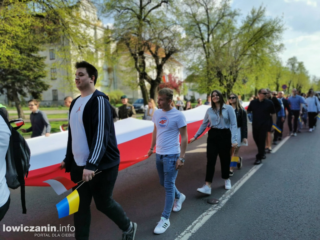 Nie zabrakło rąk do niesienia biało-czerwonej
