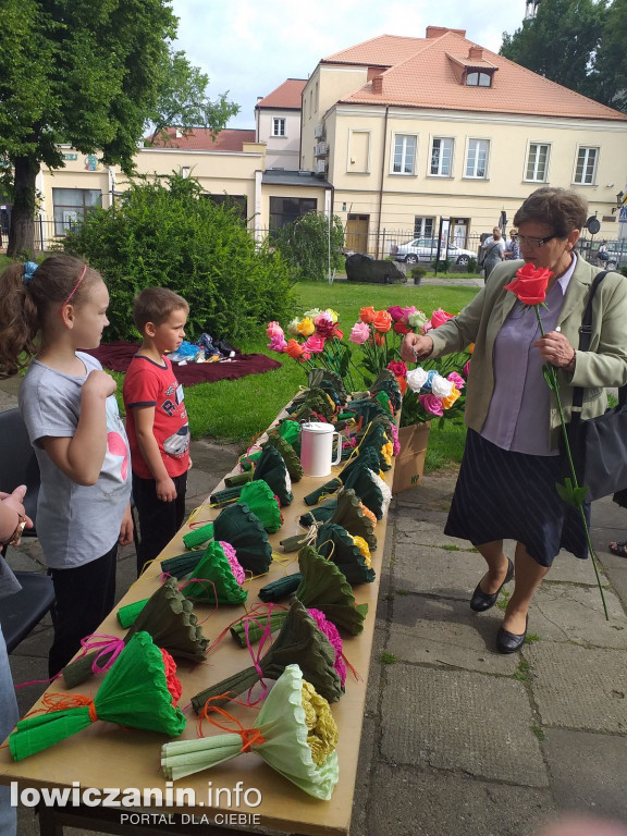 Łowicz. Kiermasz prac dzieci ze świetlicy integracyjnej Słonko.