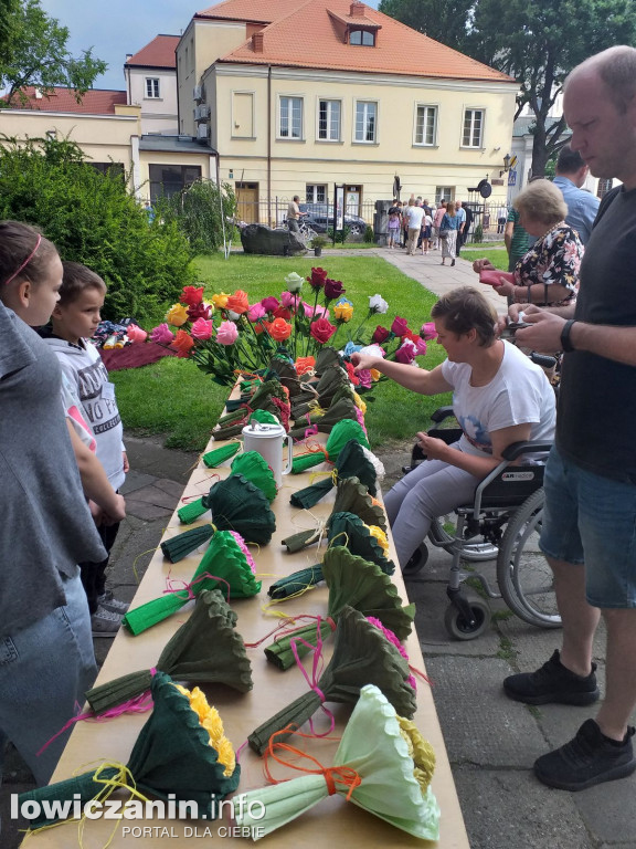 Łowicz. Kiermasz prac dzieci ze świetlicy integracyjnej Słonko.