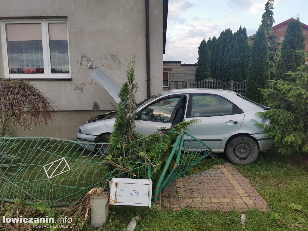 Samochód wjechał w dom w Emilianowie