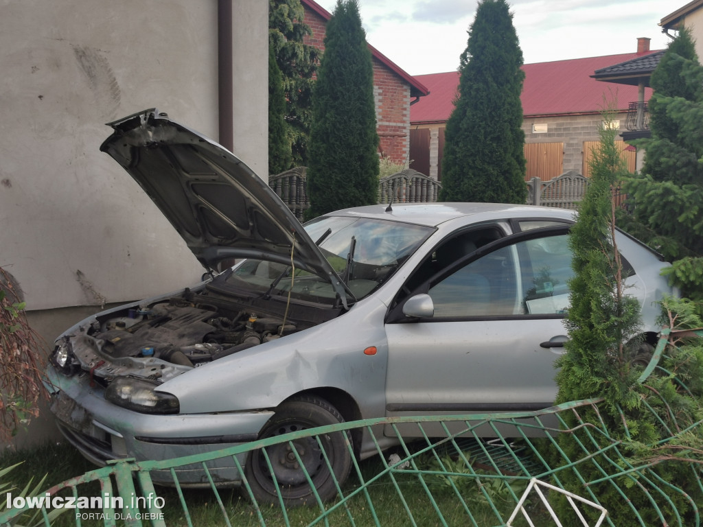 Samochód wjechał w dom w Emilianowie