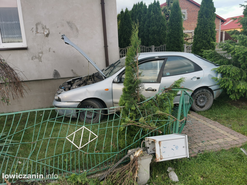 Samochód wjechał w dom w Emilianowie