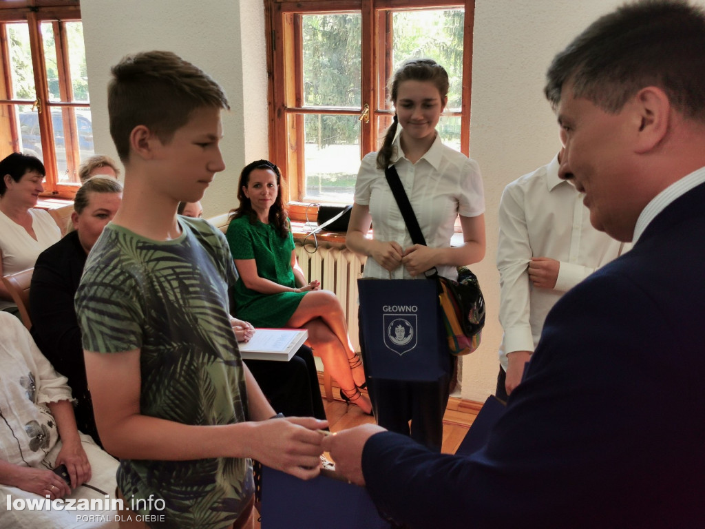 GŁOWNO. Uroczystość wręczenia nagród najlepszym uczniom.