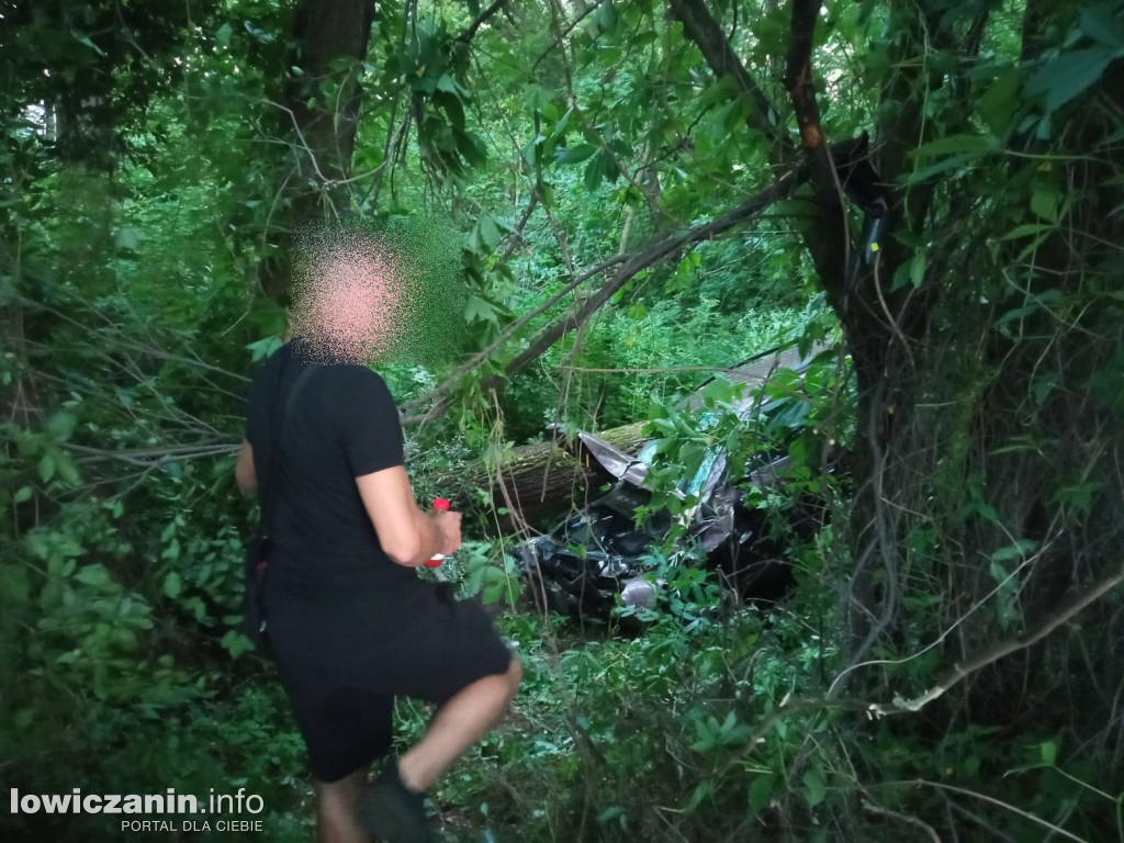 Samochód spadł ze skarpy na ul. Mostowej w Łowiczu