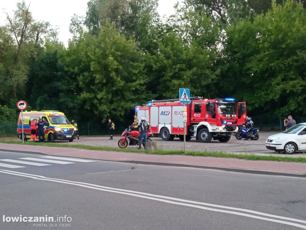 Samochód spadł ze skarpy na ul. Mostowej w Łowiczu