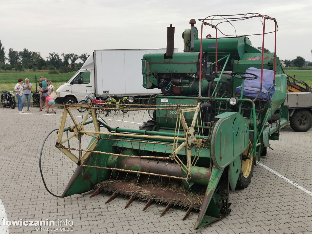 Zlot miłośników starej motoryzacji w ZDUŃSKIEJ DĄBROWIE pod Łowiczem.