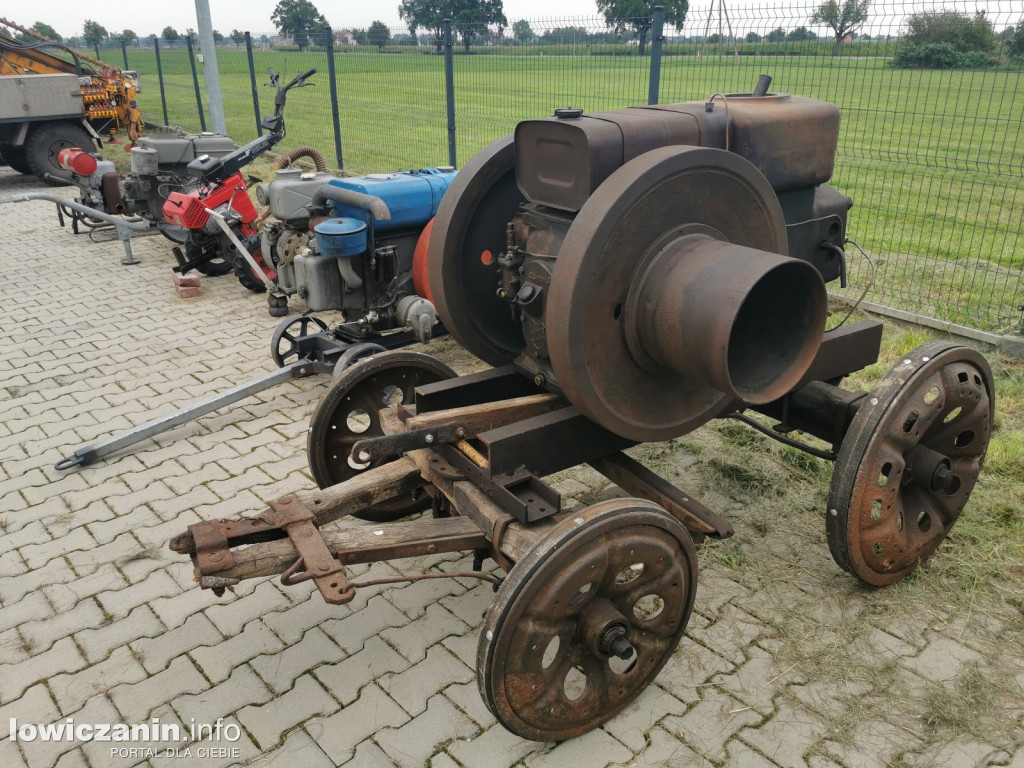 Zlot miłośników starej motoryzacji w ZDUŃSKIEJ DĄBROWIE pod Łowiczem.
