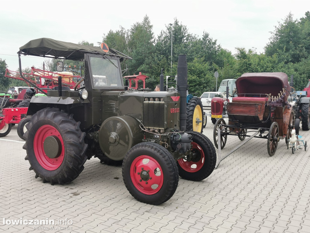 Zlot miłośników starej motoryzacji w ZDUŃSKIEJ DĄBROWIE pod Łowiczem.